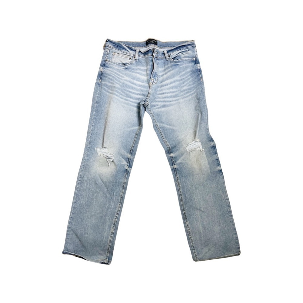 No Boundaries men light wash distress denim jeans. Size 34/30